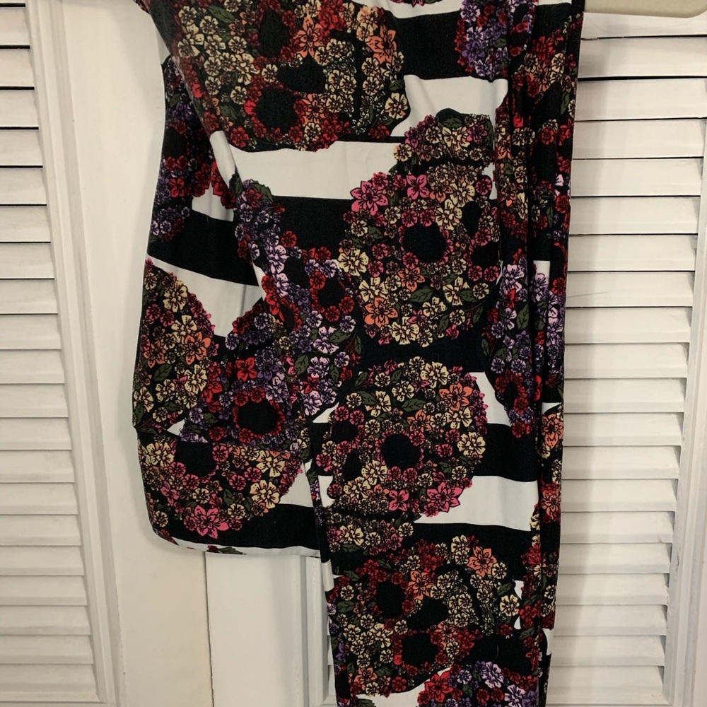 EUC LuLaRoe Skull Leggings TC2